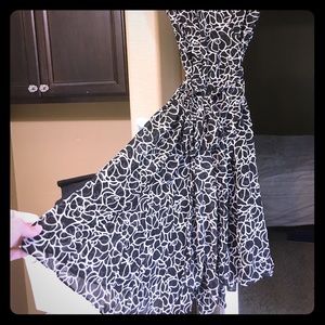 Light, comfortable dress with flattering shape!